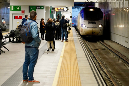 Primer trayecto con pasajeros entre León y Gijón tras la inauguración de la Variante de Pajares.- ICAL