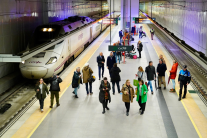 Primer trayecto con pasajeros entre León y Gijón tras la inauguración de la Variante de Pajares.- ICAL