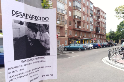 Uno de los carteles, con la información del desaparecido que se colgaron durante su búsqueda.-E.M.