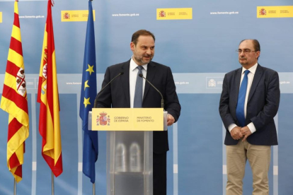 Abalos, hoy, en el acto de inauguración del tramo de la A-23 junto al presidente de Aragón Javier Lambán-EL PERIÓDICO