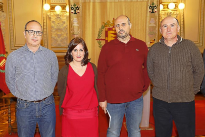 La concejala María Sánchez, con representantes de Aquavall, tras la aprobación del convenio.-J.M. LOSTAU