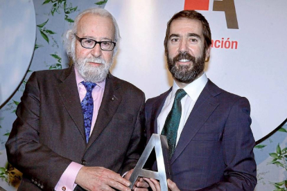 Luis Eduardo Cortés entrega el premio a Rafael Orbegozo-El Mundo