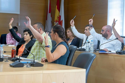 La oposición vota en contra de la subida de las dedicaciones exclusivas en Arroyo.-PABLO REQUEJO / PHOTOGENIC