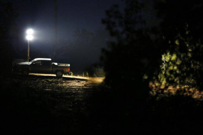 La policía rastrea la zona donde fueron asesinados los pequeños, en Alabama.-Foto: AP