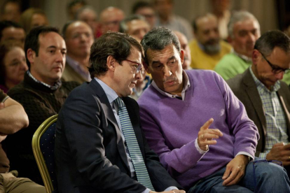 El secretario general del PP de Castilla y León, Alfonso Fernández Mañueco, y el presidente del Partido Popular de Ávila, Antolín Sanz, clausuraron la X Intermunicipal del PP abulense-Ical