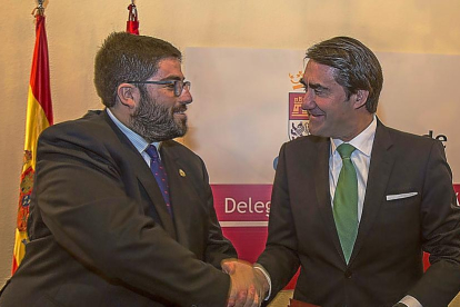 Jesús Manuel Sánchez Cabrera y Juan Carlos Suárez Quiñones, tras la firma del convenio.-ICAL