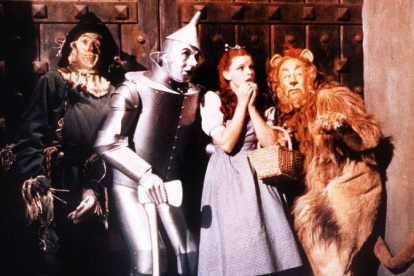 Ray Bolger, Jack Haley, Judy Garland y Bert Larhl, en ’El mago de Oz’.-