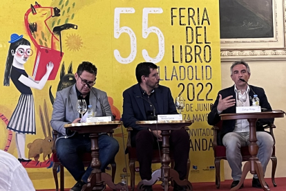 Guillermo Velasco, Alberto Bustos y Santi Hidalgo en la presentación del libro. / APDV