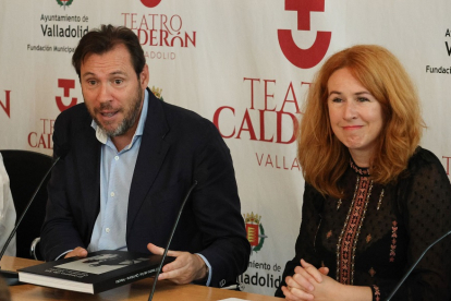 Óscar Puente y Lucía Quintana, esta mañana, en la presentación del libro. | E. M.