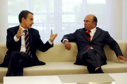 José Luis Rodríguez Zapatero y Emilio Botín, durante una reunión de banqueros en la Moncloa, en el 2008. Foto: JOSÉ LUIS ROCA