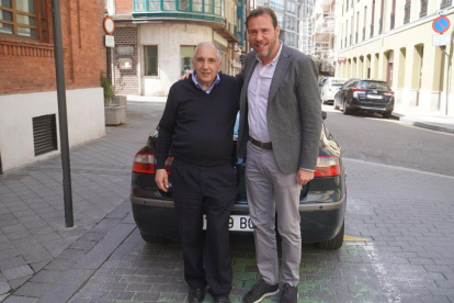 Antonio, chófer del Ayuntamiento, junto al alcalde Óscar Puente. / E.M.