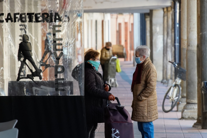 Dos vecinas conversan en una de las calles de Villalón. / LOSTAU