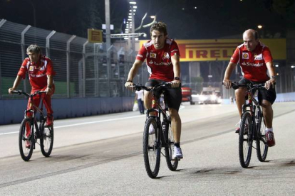 Emilio Botín monta en bici junto a Fernando Alonso en septiembre del 2012, en el Gran Premio de la Fórmula 1 de Singapur. Foto: EDGAR SU | REUTERS