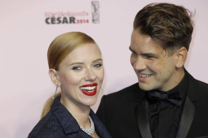 La actriz Scarlett Johansson y el periodista francés Romain Dauriac.-Foto: AP