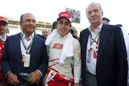 Fernando Alonso Junto a Botín ya Juan Carlos I, en marzo del 2010, durante el Gran Premio en el Circuito Internacional de Bahrein. Foto: LUCA BRUNO | AP