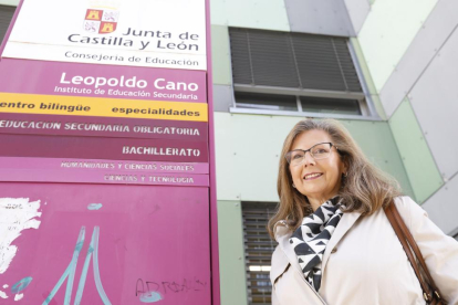 Evangelina Álvarez, ex directora del Leopoldo Cano, frente al instituto vallisoletano.-J. M. LOSTAU