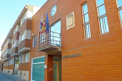 Puerta de acceso y fachada del Ayuntamiento de Santovenia de Pisuerga en una imagen de archivo.