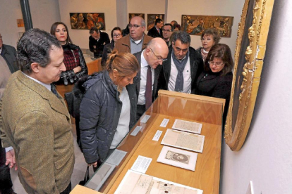 Del Barrio, López y Carnero ayer, durante su visita al Museo.-El Mundo