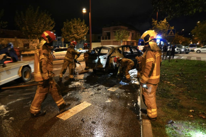 Fotos de los dos coches que han ardido en la Cañada Real de Valladolid. J. M. LOSTAU