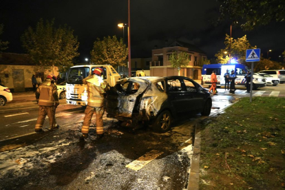 Fotos de los dos coches que han ardido en la Cañada Real de Valladolid. J. M. LOSTAU