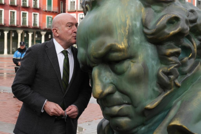 Jesús Julio Carnero besa el Goya de la plaza Mayor.-J. M. LOSTAU