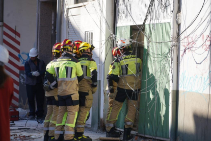 Bomberos de Valladolid inspecciones el edificio de la calle Goya de Valladolid que sufrió una explosión de gas el martes. -PHOTOGENIC