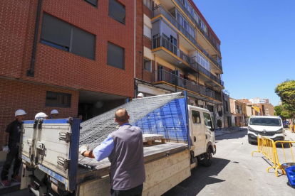 Transporte de vallas en el edificio de la calle Goya de Valladolid que sufrió una explosión de gas. -PHOTOGENIC