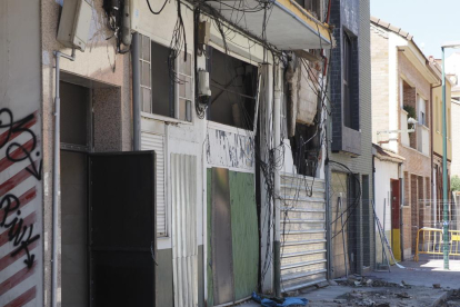 Tapian con vallas metálicas el portal del edificio de la calle Goya de Valladolid que sufrió una explosión de gas el martes. -PHOTOGENIC