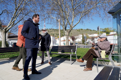 El alcalde de Valladolid, Óscar Puente, visita la obra de reurbanización de la plaza Cine Castilla.- ICAL