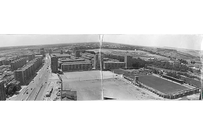 Vista panorámica del Cuatro de Marzo, al fondo, con el antiguo estadio José Zorrilla y sus 'campos anexos' en primer término. Permaneció en activo de 1940 A 1982. La fecha de la foto es desconocida, podría ser de la década de los 60 a mediados de los 70. ARCHIVO MUNICIPAL