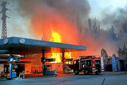 Intervención del servcio de Bomberos de Valladolid para extinguir el fuego en una gasolinera de Arroyo. J.M. LOSTAU