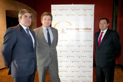 De izquierda a derecha, Enrique de la Villa, del Área Laboral de Deloitte; Alfonso Jiménez, presidente de EFCL; y Luis Enrique Rodríguez Otero, socio del Área Fiscal de Deloitte-Ical