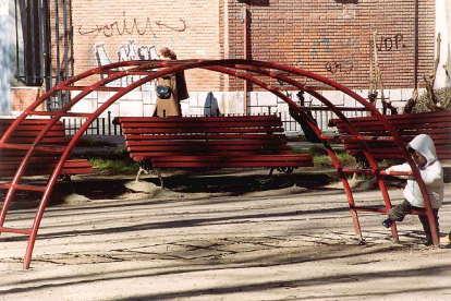 Juego infantil de los de antes de las modernas normativas de seguridad, instalado en los jardines del Cuatro de Marzo. Año 2003. ARCHIVO MUNICIPAL