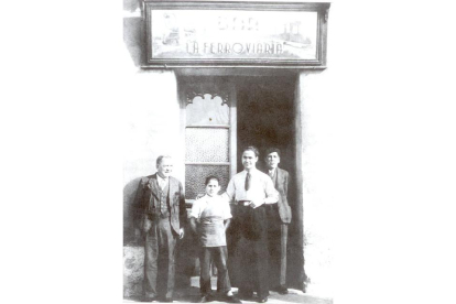 A la puerta de La Ferroviaria, Luciano Álvarez, a la izquierda, con Abundio y Ansastasio, entonces camareros del local en 1938. - FOTO CEDIDA POR J.L. MARTÍNEZ