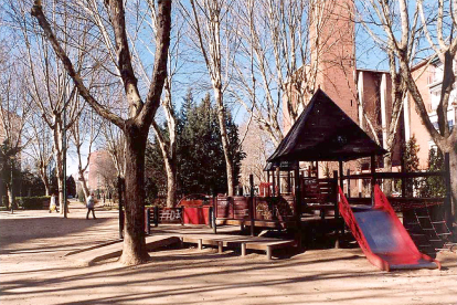 Juegos infantiles en la plaza del Doctor Quemada. año 2003. ARCHIVO MUNICIPAL