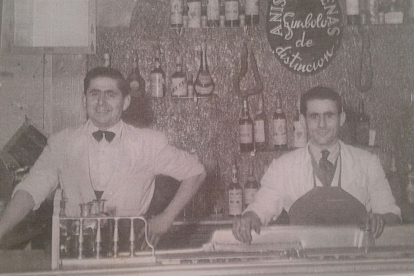 Imagen de archivo de camareros de La Ferroviaria en la barra de latón en el año 1960. - FOTO CEDIDA POR J.L. MARTÍNEZ