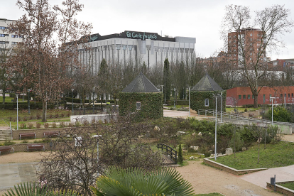 Jardines del parque Tomás Rodríguez Bolaños en la actualidad, en el lugar donde se ubicaba el antiguo estadio José Zorrilla, con El Corte Inglés al fondo y a la derecha, una de las características torres del Cuatro de Marzo. J. M. LOSTAU