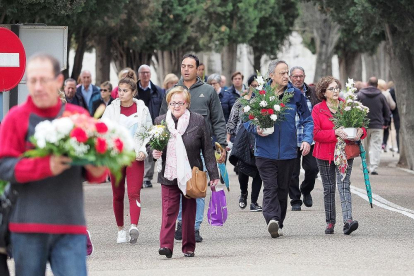 Paseo central del cementerio de El Carmen con decenas de vallisoletanos portando flores.-PABLO REQUEJO