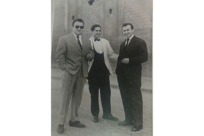Imagen de archivo de un camarero y otras dos personas en frente del bar La Ferroviaria. - FOTO CEDIDA POR J.L. MARTÍNEZ