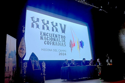 Momento del anuncio de Medina del Campo como sede del 35 Encuentro Nacional de Cofradías en el Palacio de Exposiciones y Congresos de Granada. E. M.