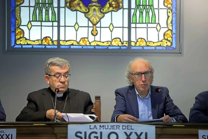 El obispo auxiliar de Valladolid, Luis Argüello, y el presidente de Manos Unidas, José María Borge.-ICAL