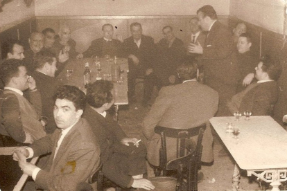Al cante Roberto Aranzana, años 60 en el bar La Ferroviaria. - FOTO CEDIDA POR J.L. MARTÍNEZ