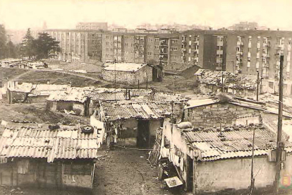 Chabolas en las graveras de San Isidro a mediados de los años setenta. ARCHIVO MUNICIPAL