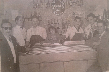 Imagen de archivo de algunos camareros del bar La Ferroviaria. - FOTO CEDIDA POR J.L. MARTÍNEZ
