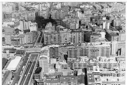Vista aérea parcial de Pajarillos Bajos en 1982. Al fondo, Plaza de la Circular. A la derecha el barrio de Pajarillos, a la izquierda, la carretera de Soria. Se aprecia la vía del tren. Septiembre de 1982. ARCHIVO MUNICIPAL
