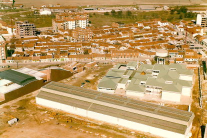 Vista aérea parcial de los Pajarillos con el IES Galileo, la Iglesia de María Auxiliadora en primer términio y la Casa de Juventud Aleste-El Bosco en 1982. ARCHIVO MUNICIPAL