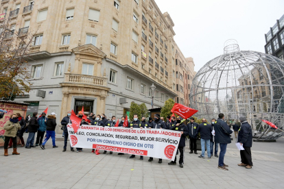 Concentración de trabajadores de OTIS este martes en Valladolid / ICAL