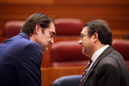 El consejero de Fomento, Juan Carlos Suárez-Quiñones, conversa con el procurador socialista Juan Luis Cepa-ICAL