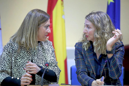 Virginia Barcones y Alicia García, durante la presentación del protocolo para las víctimas de violencia machista.-ICAL