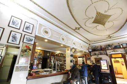 Interior del bar La Ferroviaria, que cumple 120 años . - PHOTOGENIC
